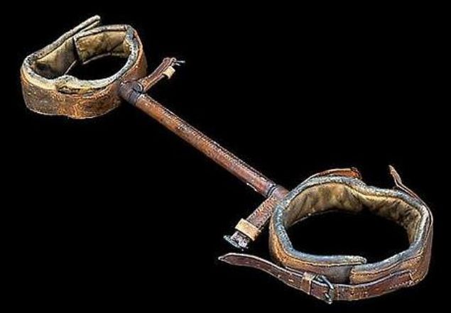 Litotomi Koltuk De�ne�i  B�brek ta�lar�n�n k�r�lmas� i�in kullan�l�yordu. Anestezi kullan�lmadan uygulanan bu y�ntem, hastay� ayak bileklerini kulaklar�na kadar ba�layarak yat�r�p, cerrah�n, hastan�n bacaklar�n�n aras�ndan ta�� ��karmas�ndan olu�uyordu. 