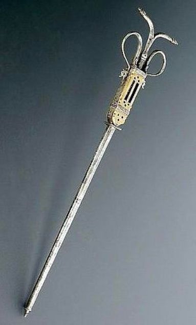 Frans�z Kur�un ��kar�c�  16. y�zy�l ba�lar�nda kullan�lan bu alet, kur�unu ��karmak i�in kullan�lan vidaya sabitlenmi� uzay�p k�salabilen uzun bir �ubuktan olu�uyordu. 