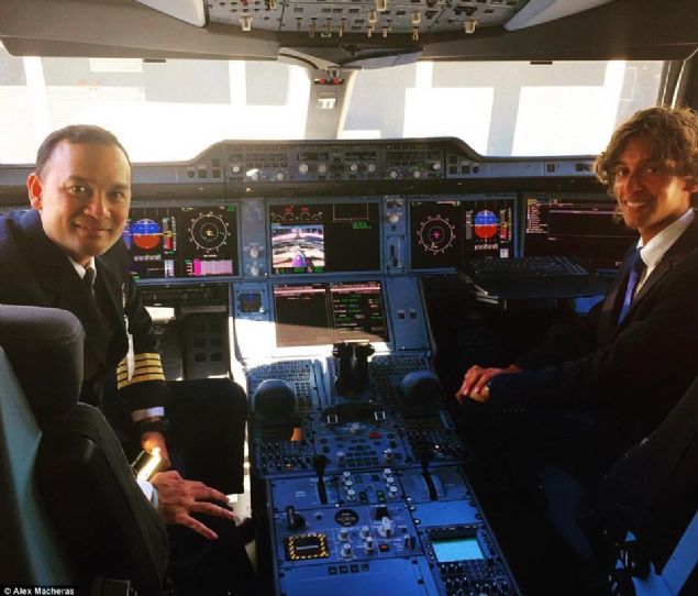 Henz 16 yandayken Sky News'la szleme yaparak, burann kadrolu havaclk yorumcusu olmu. Mesleine daha fazla zaman ayrmak iin de okuluna yar zamanl devam etmeye karar vermi.   