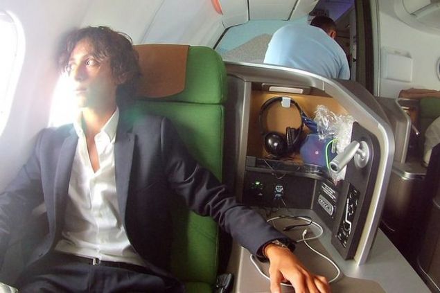 Kendisini bir havaclk tutkunu olarak tanmlayan Macheres, birok kiinin deneyimlemek iin zerine para verdii bir i yaparak para kazanyor: Genellikle First Class'ta uarak dnyay gezmek.   