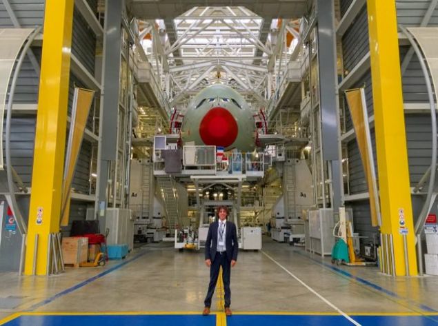 Bu deneyime sadece kabinde yolculuk deil, ayn zamanda biletli bir yolcu gibi havaalanlarnda uu ncesi dinlenme olana tanyan salonlar, kabin iinde ampanyadan yemeklere yaplan ikramlar ve uak ii elence sistemleri de dahil.   