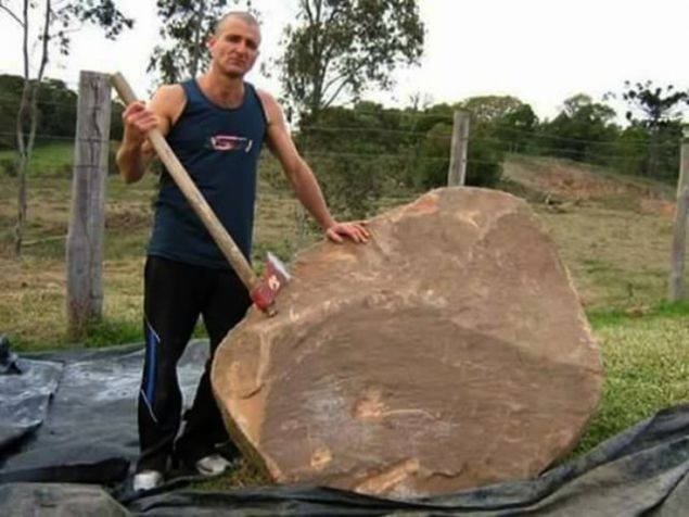 ANNEYE UNUTULMAZ HED�YE!  Annesine kal�c� bir hediye vermek isteyen gencin akl�na enteresan bir fikir geldi ve kaya par�as�ndan, annesinin heykelini yapt�.  