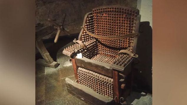 Mahkum bu koltua oturtulur. Olduka acl bir ikence olan ineli koltuk Orta a Avrupa'snda ska kullanlyordu      