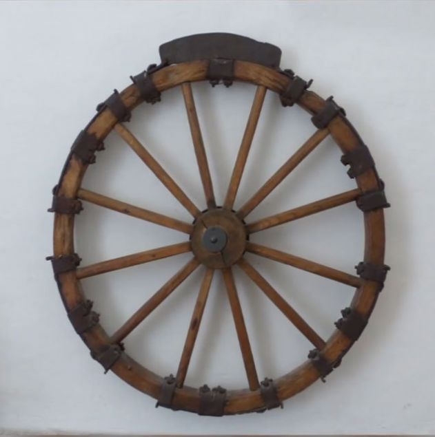 spanyol eek  Acmasz cezalaryla bilinen Engizisyon mahkemelerinin kulland bu cezada madur ivili bir alete oturtulur. Ardndan mahkumdan srekli eek zerindeymi gibi oturup kalkmas istenir.   