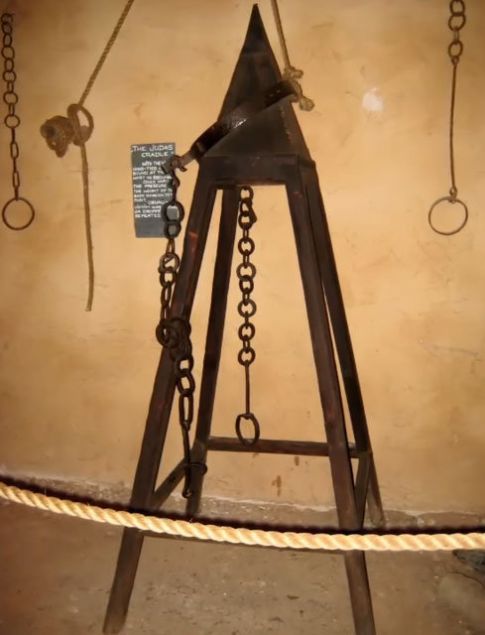 Kol ve ayaklarndan iple gerilir.     