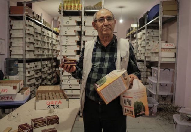 Dikenleri �nce k�sa, orta ve uzun olarak boyutlar�na g�re ay�rd���n�, daha sonra di� etine batmayacak �ekilde makinede i�lemden ge�irdi�ini anlatan �a�lar, ard�ndan dezenfekte edilip �r�nlerin paketlendi�ini belirtti.      