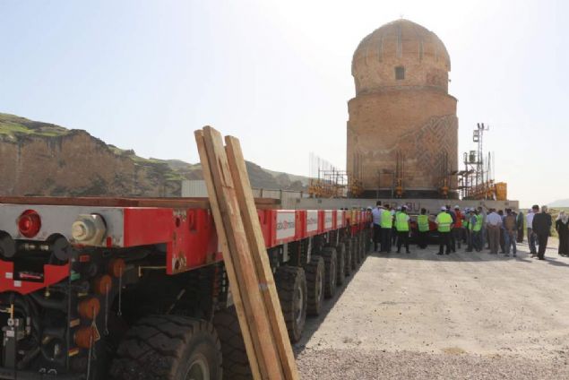 Kurt, t�m eme�i ge�enlere te�ekk�r etti.    Hasankeyf Arkeolojik Kaz�lar Ba�kan� Prof. Dr. Abd�sselam Ulu�am da 2014 y�l�ndan beri Il�su Baraj� kapsam�nda Hasankeyf'teki arkeolojik kaz�lar� ve restorasyon �al��malar�n� y�r�tt�klerini anlatt�. 