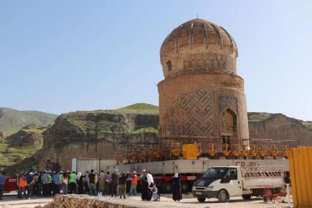 Ulu�am, 'Bu proje T�rkiye'nin farkl� a��dan k�lt�r varl�klar�na yakla�t���n� g�steren en �nemli �rneklerinden birisi. Bu proje k�lt�r varl���n�n korunmas�na verilen �nemi ortaya konulmas� a��s�ndan �ok �nemli. Bu yap�y� sadece Zeynel Bey T�rbesi olarak de�il bir k�lliye olarak ele al�yoruz. Ta��nacak olan t�rbe ve etraf�ndaki di�er binalar� �u andaki mevcut durumuyla birlikte yeni yerine ta��nacak.' a��klamas�n� yapt�. 