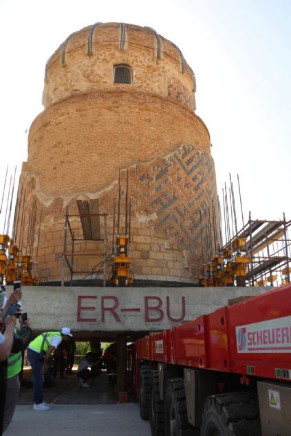 �etin, d�nyada iki �e�it yap� ta��ma sistemi kullan�ld���n�, t�rbenin ta��nmas�nda Kendinden Tahrikli Mod�ler Ta��y�c� (SPMT) tercih ettiklerini kaydetti 