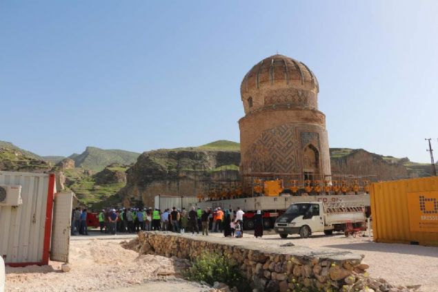 Yakla��k 6 ayl�k uygulama s�resinin ard�ndan iki kilometrelik ta��ma yol yapt�klar�n� aktaran �etin, 'T�rkiye'de ilk defa bu kadar y�kl� tonajl� bir ara� ilk defa karayolunun �zerinden ge�ecek. Yap�n�n tarihi 555 y�l �ncesine kadar dayan�yor. D�nyada bu zamanda kadar b�yle eski bir yap� ta��nmam��. Bizim de bu i� ilk tecr�bemiz oldu. Bundan sonra yap�n�n kald�r�lmas�nda ve ta��nmas� konusundaki tecr�bemizi ba�ka i�lerde de hayata ge�irmek istiyoruz.' diye konu�tu. 