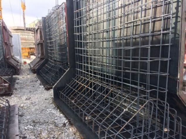 Turan, duvar�n prefabrik oldu�una dikkat �ekerek, duvarlar�n in�a edilip, ta��y�p Suriye s�n�r�na yerle�tirdi�ini aktard�. A��rl�klar�n�n 7-8 ton gelen par�alardan olu�tu�unu dile getiren Turan, 'G�venlik sorunu ortadan kalkt���nda duvarlar� ta��y�p ba�ka b�lgelerde istedi�imiz ama�la yeniden kullanabiliriz. Duvar ve yolun tamam� yerli, T�rk firmalar� taraf�ndan in�a ediliyor. Neredeyse her g�n 2,5-3 kilometre duvar ve yol yaparak ilerliyoruz. Duvar�n tamamlanmas� ile s�n�r�m�z daha g�venli hale gelecektir' diye konu�tu.  