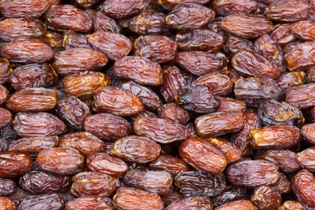 Berkeley niversitesi uzmanlarnn yapt aratrmalar, sinirleri glendiren B6 vitamininin ve kaslarn almasnda nemli rol oynayan magnezyum mineralinin hurmada yksek miktarda bulunduunu ortaya koymutur.  