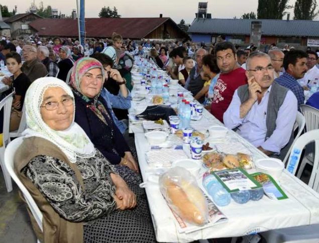 Vatandalarn youn ilgi gsterdii sylei programn, Kocaeli Bykehir Belediye Bakan brahim Karaosmanolu da izledi. 