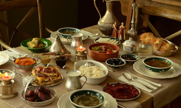 Karaosmanolu, Karatay'a 'Hocam ben de sizi yakndan takip eden bir renciniz saylrm. Sizin sylediklerinizi yaparak 3 ylda 20 kilo verdim. Katkl tm besinlerden uzak duruyorum. Salkl beslenmenin dnda spor da yapyorum. Ben 65 yandaym ama genler benimle yryemiyor.' dedi. 