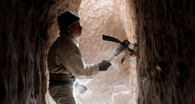 �nanmas� g�� fakat bu adam yaln�zca ellerini kullanarak yapm�� bu harika ma�aray�.     