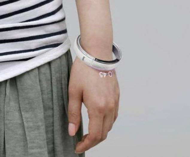 Bunun dnda telefonla grme yaplmak istendiinde telefondan darya yansyan lazerle butonlara tklayabilir, saati gene yansma yoluyla grebilirsiniz.      