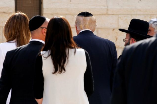     uds'te bulunan ve Yahudilerce kutsal saylan Byk Tapnan arka duvar olarak bilinen alama duvarn daha nce Bill Clinton, George H.W. Bush, George W. Bush ve Barack Obama da ziyaret etmiti.  