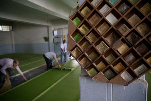 Abdulkadir kmaz, Gaziantep bata olmak zere blgedeki ihracatlarn yurt dna alma konusunda olduka iyi durumda bulunduklarn vurgulayarak, 'Bugn yurt dna giden her uakta mutlaka bir Gneydoulu ihracat bulabilirsiniz. Sabun ve sabunculuk Nizip bata olmak zere blgemizde nemli bir i kolu. Bu sektrle ilgili de birok proje hayat buldu ve sonular vermeye balad.' diye konutu.    