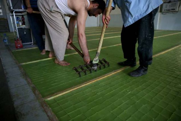 Bir gn sonra kestikleri sabunlar kurumak zere dizdiklerini dile getiren Yavuz, yllk retimlerinin 200-250 ton civarnda olduunu syledi. Emin Yavuz, retimin yzde 25'ini ihracat firmalar araclyla yurt dna sattklarn belirtti.    