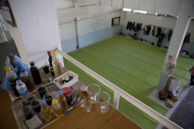 Yaklak 70 yldr sabun retimi yaplan iletmenin sahiplerinden Emin Yavuz, iletmede nc kuan temsilcisi olduunu syledi. Yavuz, zeytinyann kazanlarda 'kostik' ad verilen madde yardmyla kaynatldn ve sabunlatrldn dile getirdi.    