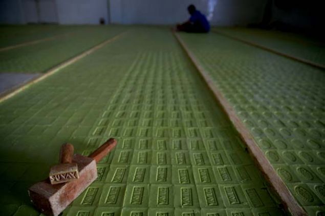 'Sabun ustas olarak bizler dilimizle sabunun tadna bakarz. Bu yntem retimin geleneksel yntemle yaplmasndan kaynaklanyor. Gemi yllarda laboratuvar olmadndan ustalar, bunu 'en pratik nasl yapabiliriz?' diye dnp koklayarak, tadarak anlamaya alm. Bu yntem de bylece geleneksellemi.'    