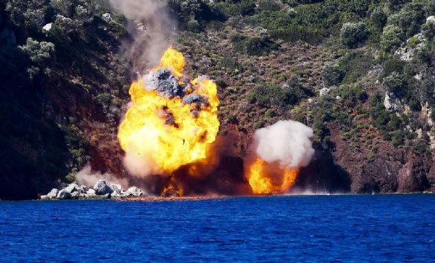 Tatbikatta daha sonra denizde akaryak�t ikmali ve malzeme transferi yap�ld�. Bu kapsamda Deniz Kuvvetleri Komutanl���na ait TCG Yarbay Kudret G�ng�r akaryak�t gemisinden TGC Salihreis ve TCG Kemalreis f�rkateynlerine akaryak�t ikmali ba�ar�yla tamamland�. Bu s�rada akaryak�t gemisinin g�vertesinde Donanma Komutanl��� bandosunca mar�lar �al�nd�. Faaliyet s�ras�nda milli imkanlarla �retilen TCG Heybeliada ve TCG B�y�kada taraf�ndan posta �antas� alma-verme e�itimi ger�ekle�tirildi. Tatbikat kapsam�nda Deniz Kuvvetleri Komutanl���na ba�l� 5 gemi yak�n manevralardaki e�itim kabiliyetlerini sergiledi. 