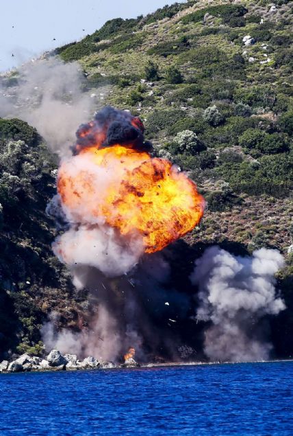 Dalg��lar taraf�ndan denizdeki may�n�n imhas�n�n ard�ndan senaryo kapsam�nda belirlenen denizalt�ya, deniz karakol u�a��yla e�itim torpidosu at�ld�. Bunun �zerine denizalt� acil olarak sat�ha ��kt�. 