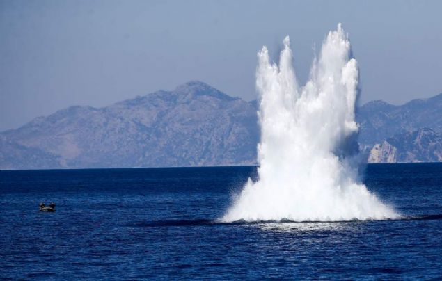 SAT timleri taraf�ndan Y�lanc�k Adas�'nda senaryo kapsam�nda belirlenen d��man hedeflerinin imhas�na ge�ildi. SAT timleri havadan ve denizden hedef b�lgeye y�neldi. Helikopterle y�ksek irtifadan para��tle serbest atlay�� yapan SAT personeli adaya indi. Bu s�rada su alt�ndan giden ekip de adaya ��kt�. SAT botundan hedeflere yap�lan at��lar�n sonras�nda adaya helikopterden iple SAT timi indirildi. Belirlenen hedeflerin imhas�n�n ard�ndan SAT timi adada T�rk bayra�� a�t�. SAT timleri, tatbikat�n sancak gemisi TCG Kemalreis F�rtakeyni'nin �n�nden selamlama ge�i�i yapt�. 