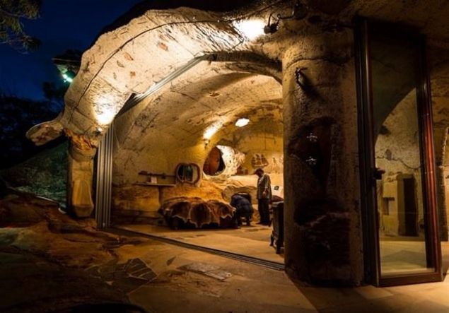 Evinin evre dostu olmasn isteyen Lionel Buckett, maarann camlarn ve kaplarn ift cam yaptrm. Bu sayede souk gnlerde iyi bir yaltm salanyor.   