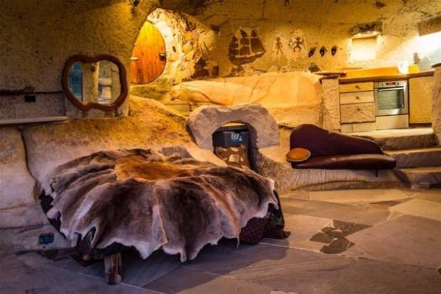 Oturma odasnda soba, televizyon nitesi ve kanguru derisi kapl bir yatak bulunuyor. ift kiilik yatak, esiz manzaraya kar konumlandrlm. Yatan nndeki katlanan niteyi hava durumuna gre ap kapayabiliyor istediiniz zaman manzaray seyredebiliyorsunuz.   