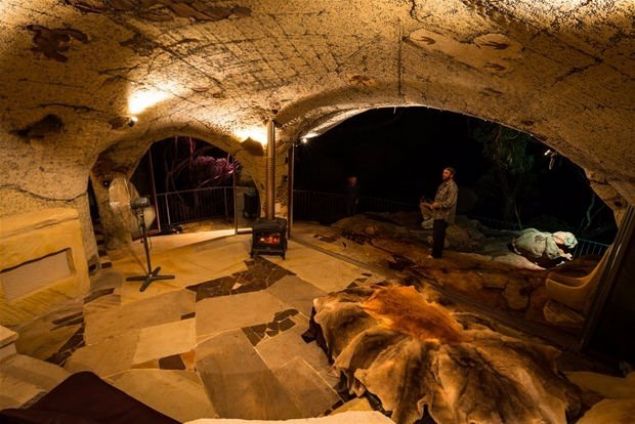 Maaraya girdiinizde sizi ilk olarak kum tandan kuzinenin olduu bir blm karlyor. Biraz daha ilerledikten sonra oturma odasna geiyorsunuz.   