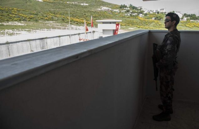 Ama zamannda kamu olarak grevimizi iyi yapmadmzdan dolay vatanda istedii yerden alm istedii ekilde yapm. Maalesef kamu burada grevini yapmaynca emlaklar burada grevini yapm. Yolun nereden geeceini okulun nerede olacan cami olarak nerenin olacan emlaklar belirlemi. Burada aslnda vatanda yanl yaplama yapmam emlaknn dediine uyan vatanda devlet dediinde neden uymasn. Devlet orada imar plan yapsa kamu alanlarn ayrsa vatanda buna neden uymasn. Ama onlar eksik olunca maalesef byle skntl blgeler olumu. Buralarn problemleri zlyor ama ben hep unu sylyorum bugne kadar sknt ok ekildi ama inallah bu mahalle hem ilemizin hem de stanbulun en gzel yeri olacaktr diye konutu.   