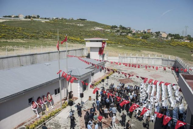 Blgenin yaplacak almalarla daha da yaanabilecek bir yer olacan belirten Bakan Uysal, szlerini yle srdrd: Sayn valim bu Kayseriye denizi getirmek gibi oldu ama  Bu mahalleye denizi getirirsek alt yaplarn zersek bu mahalle tam boaza nazr stanbulun boazn incisi gibi olacaktr. uan da imar problemlerini nemli lde zdk ama  burada 1680 dnmlk  tek parsel de hisseli bir ekilde satlm yaklak 11 bin hissedar ierisinde 9 bin bina ve 35 bin nfusu olan bir yer Trkiyede baka byle bir rnek yok. Burada biz vatandalarmzla hep grerek imar planlarn geirdik baz vatandalarmz itiraz edip dava anca mahkemeli iptal kararlar var gerisinde de Kanal stanbul  projesinden dolay bakanla geti yetkiler byle olmasayd imdiye kadar bitmi olacakt.  