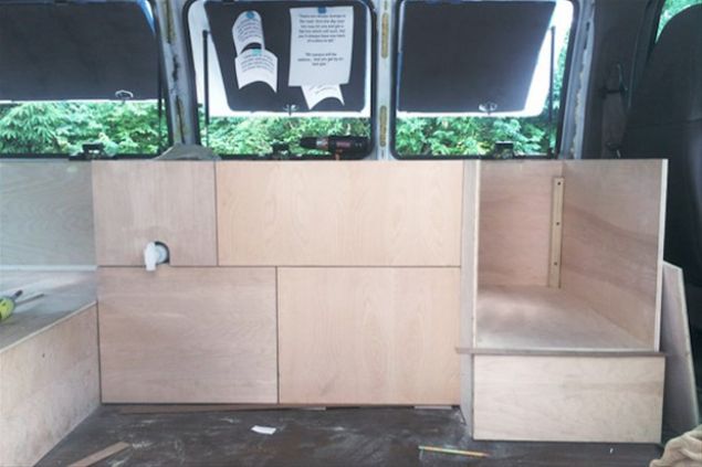 Gizli oca��, �ok konforlu g�r�nen ve koltu�a d�n��ebilen yata��, buzdolab�, kablosuz internet ba�lant�s�, ev sinema sistemi� �htiyac� olabilecek her �eyi karavan�na adapte eden Zach elektri�ini de g�ne� jenerat�r�yle elde ediyor.     