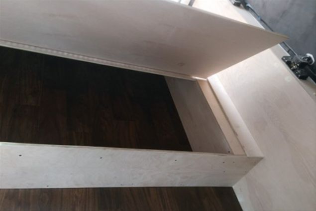 Arac� genel olarak kesip bi�meyen, oldu�u haliyle �ekillendiren baba-o�ul yaln�zca tepede ufak bir delik a�t�. B�ylelikle do�al �����n araca giri�i sa�lan�rken hava sirk�lasyonu i�in de gerekli ad�m at�lm�� oldu.     