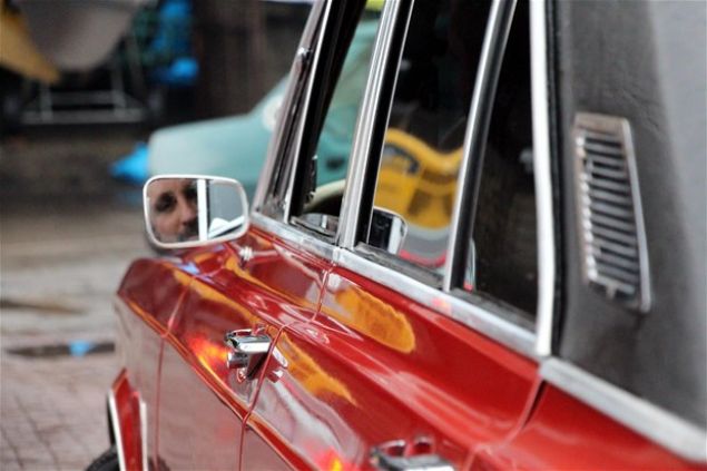 Kilimli Sanayi Sitesi'nde otomobil motor tamircisi Mustafa Sekmen, 2 y�l �nce �len babas� �brahim Sekmen'den kalan Ford'un 1973 model hurda otomobili yenilemeye karar verdi.      