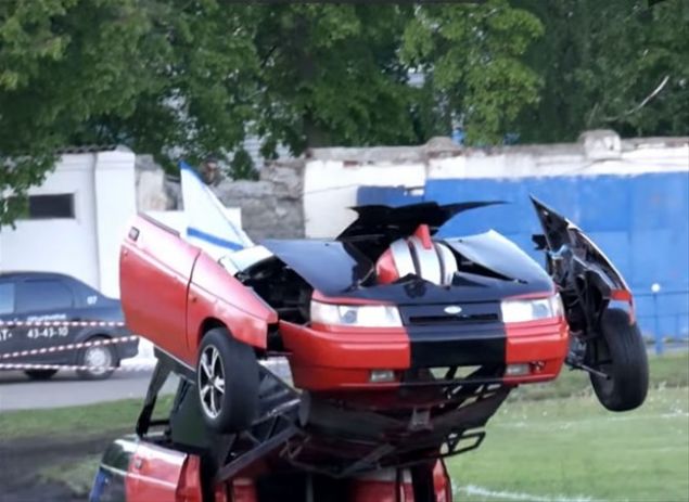 ��te Transformers filminden esinlenen baba ve o�ulun tasarlad��� robottan g�r�nt�ler...      