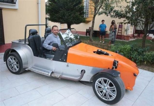 'Yetmedi bir de turbo besleme koydum. Araba, 140 beygirin �zerinde bir g�ce sahip. Motor ustas� olmad���m i�in biraz ayar gerektiriyor. Arabaya inan�lmaz bir ilgi var. �nsanlar �ok merakl�, 'Biz de yapabilir miyiz?' Sorusu �ok geliyor. Ben de bu konuda insanlar� te�vik ediyorum. �u anda bir sitede sat�l�k arabam. 220 bin ki�iden fazla bakan oldu, 500'� arad� ve tebrik etti. Otomobil yap�m�yla ilgili insanlara yol g�stermeye �al���yorum. Arabay� �retim a�amalar�n� i�eren 168 sayfa kitap yazd�m. �lkemize bir faydam olsun. Bir tu�la da ben koymak istiyorum.'     