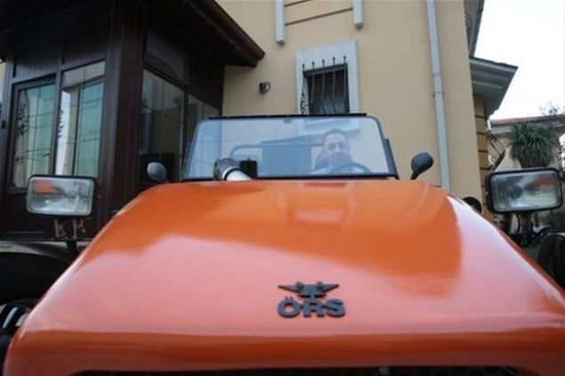 Son �retti�i spor arac�n� ekonomik imkanlarla haz�r hale getirmek i�in hurdac�dan motor, �anz�man, radyat�r ve diferansiyel sat�n ald���n� ifade eden �rs, bunun i�in bin 500 lira �dedi�ini s�yledi. �rs, bunun d���ndaki aksamlar�n el yap�m� oldu�una dikkati �ekerek, '�rne�in g�stergeleri arabadan �nce yapmaya ba�lad�m.     