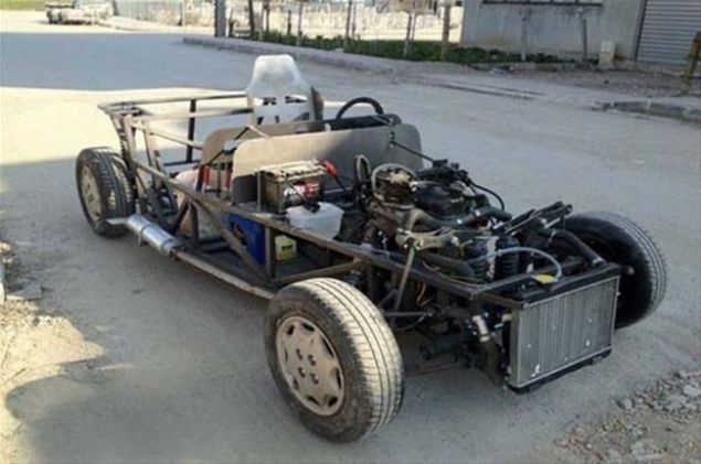 Kendi imkanlar�yla ara� �reten ki�ileri konu alan belgeselden etkilenerek i�e koyuldu�unu ve ilk olarak �� boyutlu tasar�mlar yapt���n� belirten �rs, kiralad��� bir yerde otomobil yap�m� i�in gerekli altyap�y� kurdu�unu kaydetti. �rs, evinin balkonunu da otomobil yap�m�nda kulland���n� aktararak, 'Bu tarz ara�lar d�nyada �ok yayg�n. �zellikle �ngiltere'de ki�ilerin senede bir araba yap�p belirli testlerden sonra trafi�e ��karma imkan� var. O ara�lar� g�r�nce ben de hayran oldum. �lk olarak motosiklet motoruyla ara� yap�m�na ba�lad�m.' dedi.       