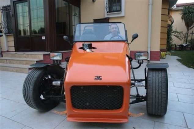 Kasa olu�turma, �� boyutta �ekillendirilmesi ve tornac�da yap�lmas� 3 ay�m� ald�. Koltuk beni �ok u�ra�t�rd�. D�rd�nc� denememde koltu�u oturtabildim. Arabam�n ismine '�rs 4' dedim, bir sonrakine de '�rs 5' diyece�im.' ifadesini kulland�. Arac�n 590 kilogram a��rl���nda ve iki ki�ilik oldu�unu aktaran �rs, par�alar�n yerli mal� olmas�na dikkat etti�ini, 1.6 Tofa� motoru kulland���n�, sportif olmas� i�in de dereceli egzantrik monte etti�ini dile getirerek, �unlar� kaydetti:     