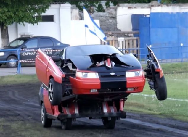 �lkemizde de ge�ti�imiz y�llarda ayn� �ekilde 12 m�hendis ve 4 ki�ilik bir destek personeli taraf�ndan geli�tirilen 'Letrons' adl� robot araba b�y�k ilgi toplam��t�.      