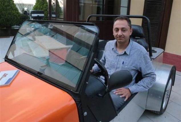 Daha sonra bir Off-road arac� �retti�ini, bunun ard�ndan da biraz daha b�y�k ara� yapt���n� anlatan �rs, �unlar� s�yledi: 'Tasar�mdaki baz� hatalardan dolay� ara� ba�ar�l� olmad�. O benim i�in denemeydi. Daha sonra Renault motorundan ���nc� arabam� yapt�m. Onu �zmir'e satt�m. Daha sonra d�rd�nc� araba fikri do�du. �nsan yapt�k�a bu i�i daha iyi ��reniyor. 13 y�ld�r bu i�le u�ra��yorum. Arac�n toplam yap�m s�resi sadece cumartesi g�nleri �al��arak 6 ay s�r�yor. S�f�rdan ba�lasam ve her g�n �al��sam 32 g�nde bir araba yapar�m.'     