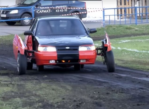 Rusya'da bir araba fuar�nda kaydedilen g�r�nt�lerde araban�n dik durarak robot �eklini almas� hayret ettirdi.      