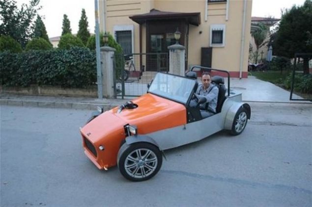 T�VT�RK gibi bir kurulu� var. Bu ara�lar i�in stat� olu�turulup, temel �artlar sa�land�ktan sonra arac�n trafi�e ��kabilmesi laz�m. B�yle olursa insanlar kendi arac�n� yapabilir. �lkemizde herkesin eli anahtar tutuyor. Bu anlamda da �lkemizin altyap�s� sa�lam. Yerli otomobili ba�araca��m�z� d���n�yorum.' AA     