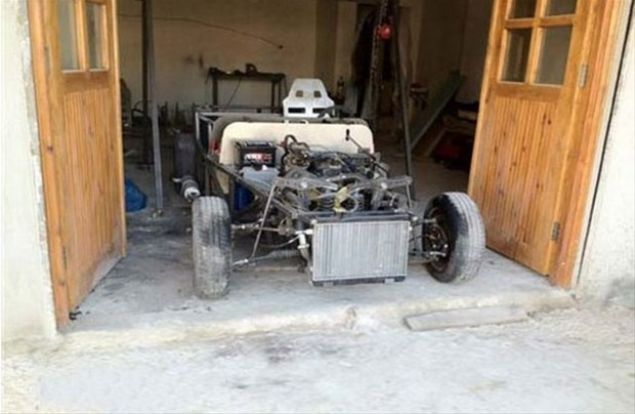 �rs, evinin balkonunu da otomobil yap�m�nda kulland���n� aktararak, 'Bu tarz ara�lar d�nyada �ok yayg�n. �zellikle �ngiltere'de ki�ilerin senede bir araba yap�p belirli testlerden sonra trafi�e ��karma imkan� var. O ara�lar� g�r�nce ben de hayran oldum. �lk olarak motosiklet motoruyla ara� yap�m�na ba�lad�m.' dedi.     