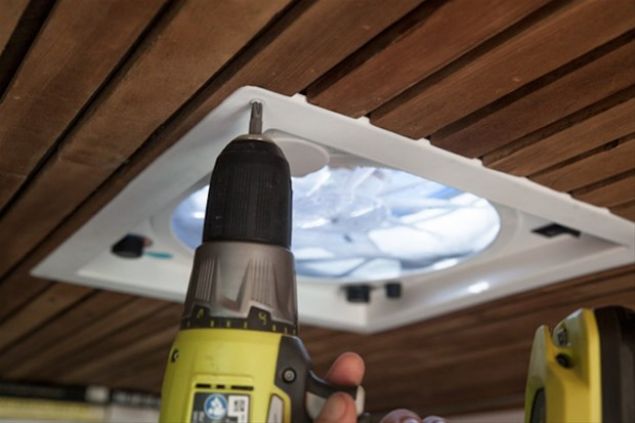 A.B.D.�nin farkl� noktalar�nda ya�amak ve ayn� zamanda �al��malar�n� s�rd�rmek isteyen Zach hem bir ya�am alan� hem de bir st�dyonun aray���ndayd�. Bu iki alan� birle�tirebilece�i arac� bulduktan sonra geriye d�n���m s�reci kald�. Sahip oldu�u �kendin yap� tutumu ve tasar�ma dair deneyimi birle�ince d�n���m ba�ar�yla ger�ekle�ti.     