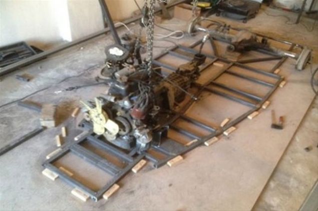 �zmit il�esinde ya�ayan 42 ya��ndaki �rs, motor, �anz�man, diferansiyel ve radyat�r gibi otomobil aksamlar�n� hurdac�dan sat�n al�p, baz�lar�n� el eme�iyle yapt���, baz�lar�n� da imal ettirdi�i ki�isel tasar�m� olan par�alar�n montaj�n� yap�yor.     Ki�isel giri�imlerin artmas� amac�yla otomobil yap�m a�amalar�n� i�eren bir kitab� da kaleme alan end�stri m�hendisi �rs, sadece cumartesi g�nleri �al��arak 6 ayda tamamlad��� ve soyad�n� verdi�i ara�lar� internet �zerinden sat�yor. �rs, yapt��� a��klamada, 2003 y�l�nda televizyonda izledi�i belgeselden etkilenerek harekete ge�ti�ini, otomobil yapma merak�yla hurdac�dan motor, �anz�man ve diferansiyel ald���n� anlatt�.     