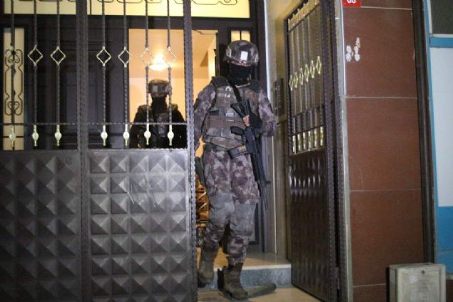 Polis ekipleri ayrca Baclar, Gztepe Mahallesi 2338. Sokaktaki bir apartmana ve Kkekmece Kanarya Mahallesi kartal sokaktaki bir binaya da baskn dzenledi. Operasyonlarda ok sayda kiinin gzaltna alnd renildi.  