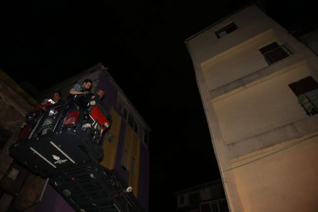 Polis ekipleri Hadmodalar sokakta bulunan 5 katl apartmandaki bir daireye baskn yapt srada kamaya alan 2 kiiyi yakalayarak gz altna ald. Dairede yaplan aramalarda ise  bir adet pompal tfek ile bir miktar uyuturucu madde ele geirildi.  